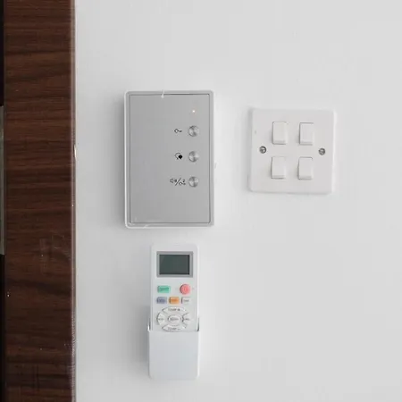 F3 2, Private Two Single Beds Shared Bathroom * Msida