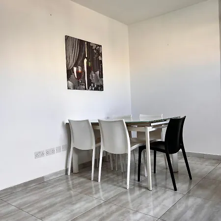 Habitación en casa particular F3 2, Private Two Single Beds Shared Bathroom Msida