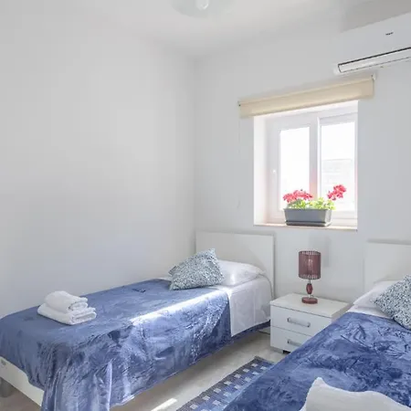 F3 2, Private Two Single Beds Shared Bathroom Msida