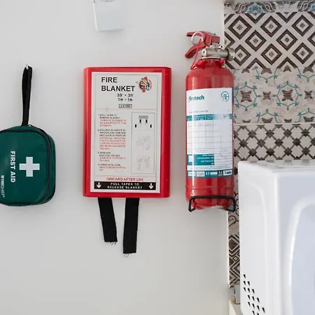 F3 2, Private Two Single Beds Shared Bathroom مسيدا