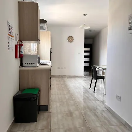 F3 2, Private Two Single Beds Shared Bathroom Homestay Msida