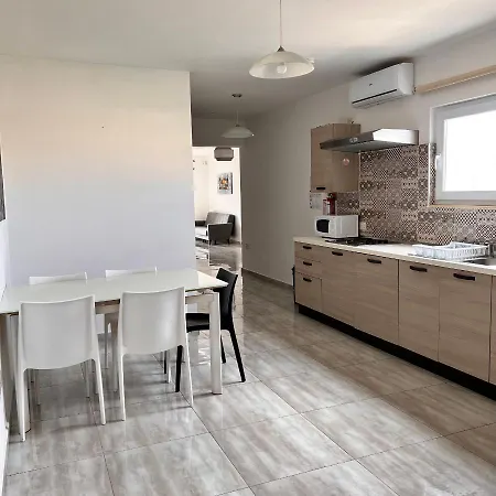 F3 2, Private Two Single Beds Shared Bathroom منزل للإقامة *