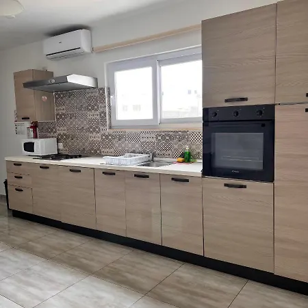 F3 2, Private Two Single Beds Shared Bathroom * مسيدا