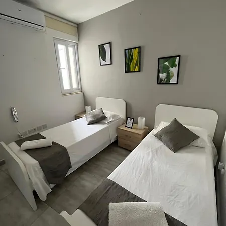 Homestay F3 2, Private Two Single Beds Shared Bathroom *