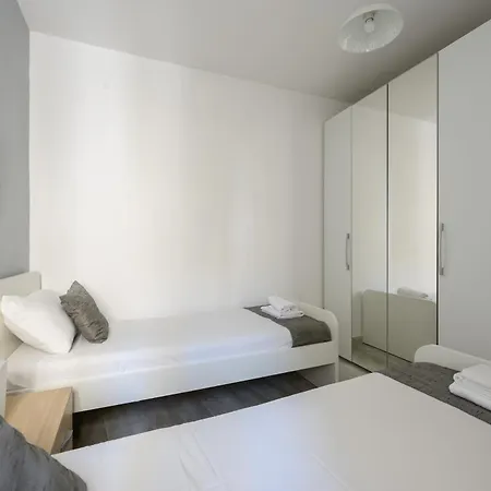 F3 2, Private Two Single Beds Shared Bathroom *