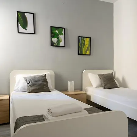 F3 2, Private Two Single Beds Shared Bathroom 홈스테이