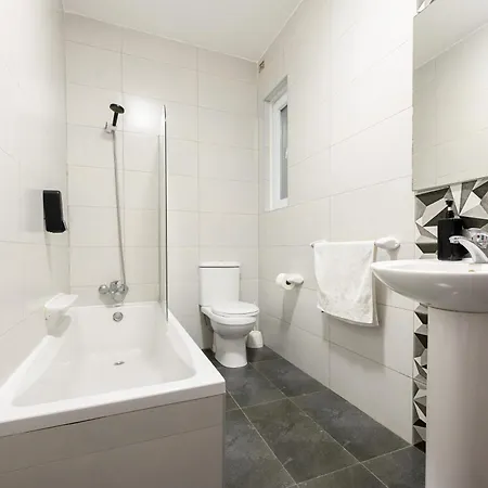 F3 2, Private Two Single Beds Shared Bathroom 음시다