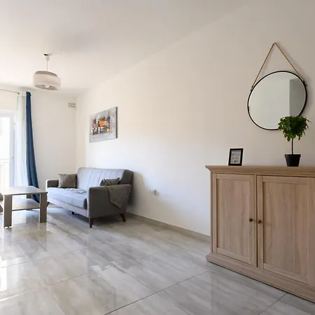F3 2, Private Two Single Beds Shared Bathroom *