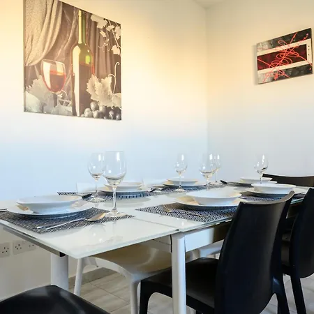 F3 2, Private Two Single Beds Shared Bathroom 홈스테이