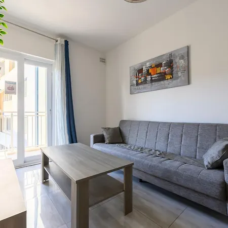 F3 2, Private Two Single Beds Shared Bathroom 홈스테이 *