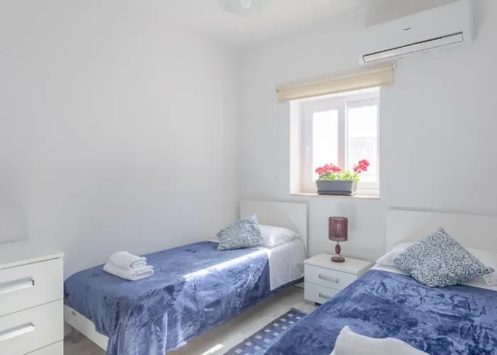 F3 2, Private Two Single Beds Shared Bathroom Msida