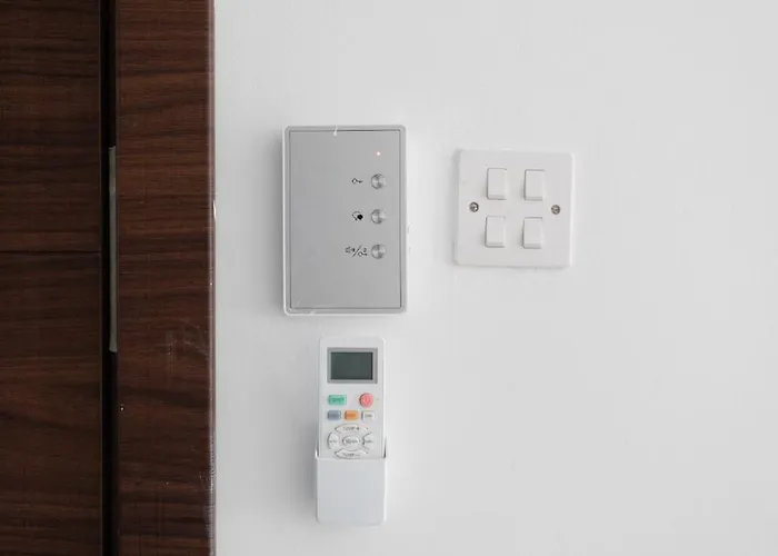 F3 2, Private Two Single Beds Shared Bathroom * Msida