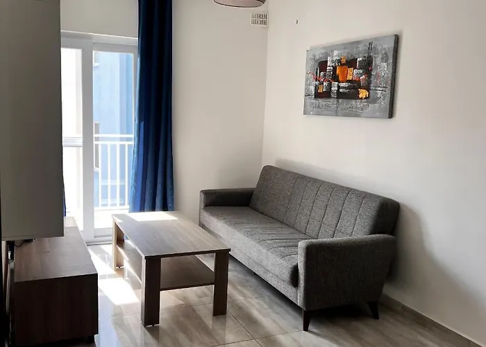 F3 2, Private Two Single Beds Shared Bathroom Homestay Msida
