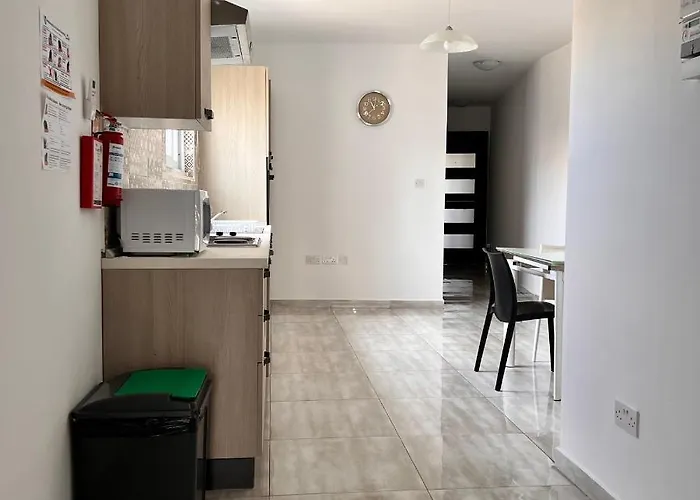 F3 2, Private Two Single Beds Shared Bathroom Homestay Msida