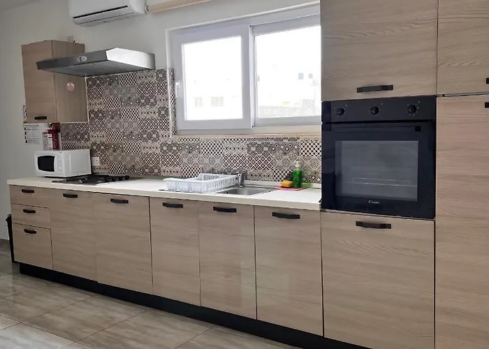 F3 2, Private Two Single Beds Shared Bathroom * Msida